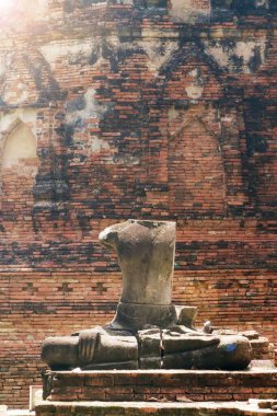 Eski taş harabe Buda heykelleri tuğla duvarın önüne konmuş.