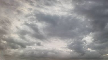 Doğada bulutlu güzel mavi gökyüzü 