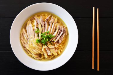 Masada tavuklu erişte çorbası..