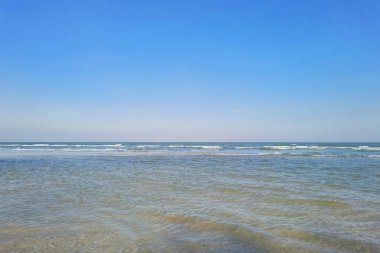 Tropikal plaj ve mavi gökyüzü doğada                                                             