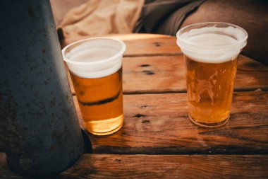 Tahta masada iki bardak bira.