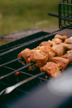 Barbekü dışarıda çok lezzetli ve güzel kokuyor.
