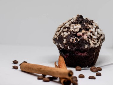 Çikolatalı kek. Beyaz çikolatanın arkasında çikolata var.