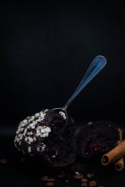 Çikolata parçalı kekler, siyah arka planda..