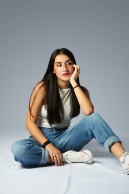 Kameraya bakan bir gencin portresi.