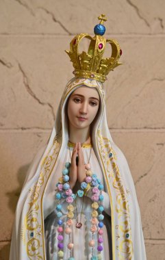 Güzeller güzeli Meryem Ana 'nın Tayland' daki kilisedeki güzel heykeli. seçici odak.