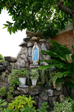 Zarif Meryem Anıtı. Tayland 'daki kaya mağarasında doğal bir geçmişi var. seçici odak.