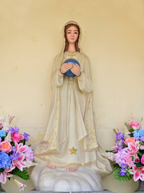 Güzeller güzeli Meryem Ana 'nın Tayland' daki kilisedeki güzel heykeli. seçici odak.