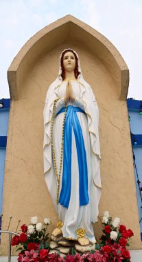 Güzeller güzeli Meryem Ana 'nın Tayland' daki kilisedeki güzel heykeli. seçici odak.