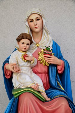 Tayland 'daki Katolik kilisesinde Meryem ve çocuğumuzun heykeli. seçici odak