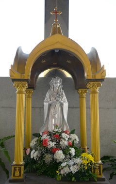 Güzeller güzeli Meryem Ana 'nın Tayland' daki kilisedeki güzel heykeli. seçici odak.