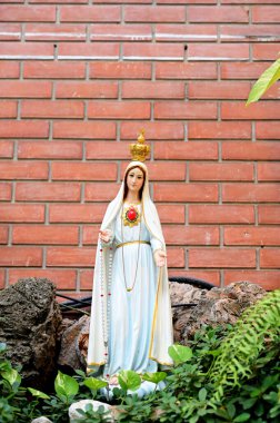 Güzeller güzeli Meryem Ana 'nın Tayland' daki kilisedeki güzel heykeli. seçici odak.