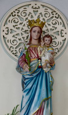 Tayland 'daki Katolik kilisesinde Meryem ve çocuğumuzun heykeli. seçici odak