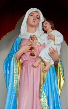 Tayland 'daki Katolik kilisesinde Meryem ve çocuğumuzun heykeli. seçici odak