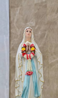 Güzeller güzeli Meryem Ana 'nın Tayland' daki kilisedeki güzel heykeli. seçici odak.