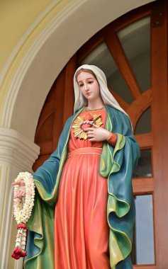 Güzeller güzeli Meryem Ana 'nın Tayland' daki kilisedeki güzel heykeli. seçici odak.