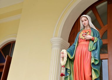 Güzeller güzeli Meryem Ana 'nın Tayland' daki kilisedeki güzel heykeli. seçici odak.