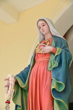 Güzeller güzeli Meryem Ana 'nın Tayland' daki kilisedeki güzel heykeli. seçici odak.