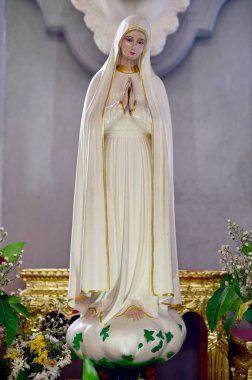 Güzeller güzeli Meryem Ana 'nın Tayland' daki kilisedeki güzel heykeli. seçici odak.