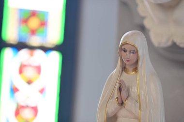 Güzeller güzeli Meryem Ana 'nın Tayland' daki kilisedeki güzel heykeli. seçici odak.