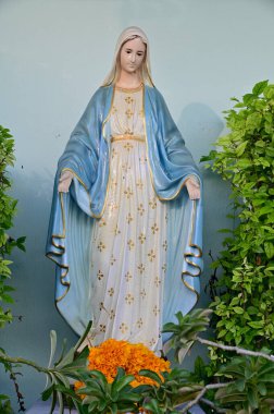 Güzeller güzeli Meryem Ana 'nın Tayland' daki kilisedeki güzel heykeli. seçici odak.