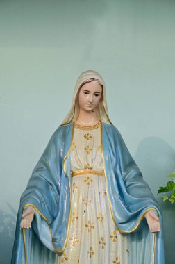 Güzeller güzeli Meryem Ana 'nın Tayland' daki kilisedeki güzel heykeli. seçici odak.