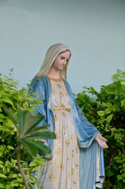 Güzeller güzeli Meryem Ana 'nın Tayland' daki kilisedeki güzel heykeli. seçici odak.