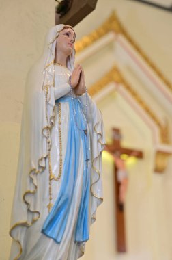 Güzeller güzeli Meryem Ana 'nın Tayland' daki kilisedeki güzel heykeli. seçici odak.