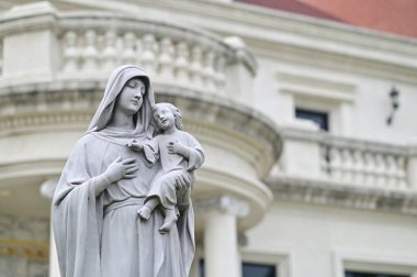 Tayland 'da Katolik kilisesinin önünde bulunan Meryem Anıtı ve Çocuk İsa' nın resmi. seçici odak.