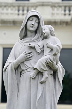 Tayland 'da Katolik kilisesinin önünde bulunan Meryem Anıtı ve Çocuk İsa' nın resmi. seçici odak.