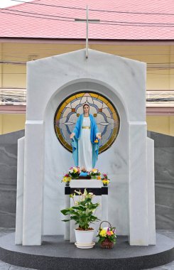 Güzeller güzeli Meryem Ana 'nın Tayland' daki kilisede bulunan güzel heykelinin yakın çekimi. seçici odak.