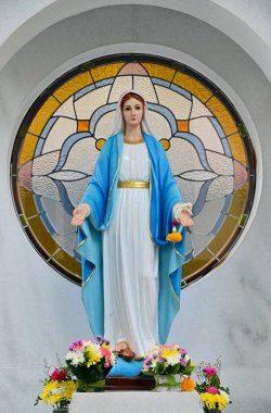 Güzeller güzeli Meryem Ana 'nın Tayland' daki kilisede bulunan güzel heykelinin yakın çekimi. seçici odak.