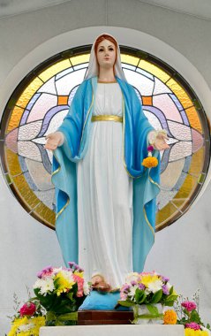 Güzeller güzeli Meryem Ana 'nın Tayland' daki kilisede bulunan güzel heykelinin yakın çekimi. seçici odak.