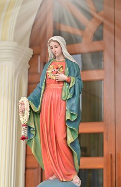 Güzeller güzeli Meryem Ana 'nın Tayland' daki kilisede bulunan güzel heykelinin yakın çekimi. seçici odak.