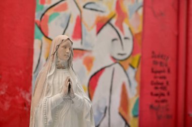 BANGKOK, THAILAND - 10 Mayıs 2024: Tayland 'daki kilisede Meryem Ana' nın heykelinin restorasyonuna yaklaş. seçici odak.