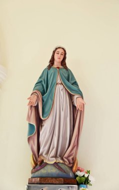 Güzeller güzeli Meryem Ana 'nın Tayland' daki kilisede bulunan güzel heykelinin yakın çekimi. seçici odak.