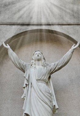 Güzeller güzeli Meryem Ana 'nın Tayland' daki kilisede bulunan güzel heykelinin yakın çekimi. seçici odak.