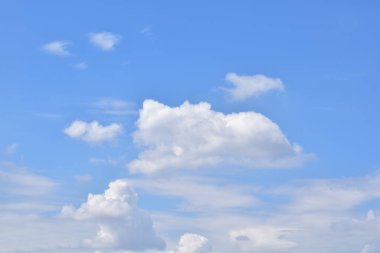 Beyaz bulutlu mavi gökyüzü. Güzel gökyüzü arkaplanı ve duvar kağıdı. Açık bir gün ve güzel bir sabah..  