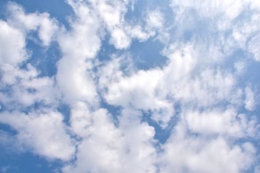 Beyaz bulutlu mavi gökyüzü. Güzel gökyüzü arkaplanı ve duvar kağıdı. Açık bir gün ve güzel bir sabah..  