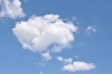 Beyaz bulutlu mavi gökyüzü. Güzel gökyüzü arkaplanı ve duvar kağıdı. Açık bir gün ve güzel bir sabah..  