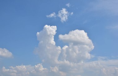 Beyaz bulutlu mavi gökyüzü. Güzel gökyüzü arkaplanı ve duvar kağıdı. Açık bir gün ve güzel bir sabah..  