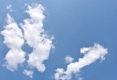 Beyaz bulutlu mavi gökyüzü. Güzel gökyüzü arkaplanı ve duvar kağıdı. Açık bir gün ve güzel bir sabah..  