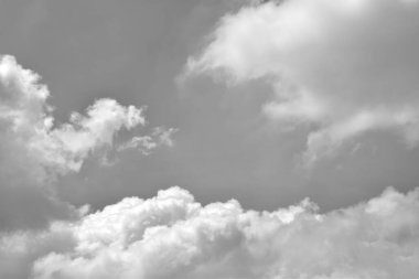 Beyaz bulutlu gri gökyüzü. Güzel gökyüzü arkaplanı ve duvar kağıdı. Fırtına Bulutları Yağmuru Konsepti.