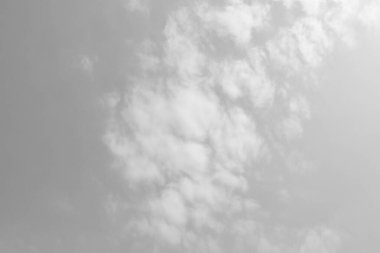 Beyaz bulutlu gri gökyüzü. Güzel gökyüzü arkaplanı ve duvar kağıdı. Fırtına Bulutları Yağmuru Konsepti.