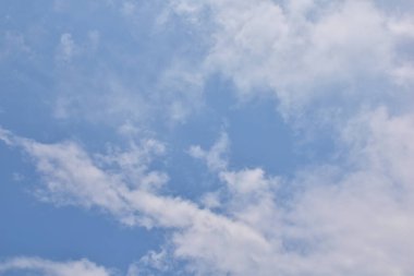 Beyaz bulutlu mavi gökyüzü. Güzel gökyüzü arkaplanı ve duvar kağıdı. Açık bir gün ve güzel bir sabah..  