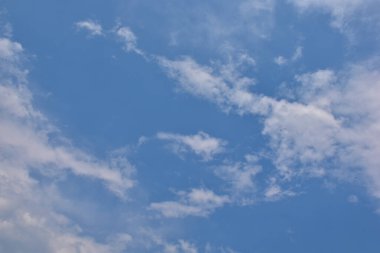 Beyaz bulutlu mavi gökyüzü. Güzel gökyüzü arkaplanı ve duvar kağıdı. Açık bir gün ve güzel bir sabah..  