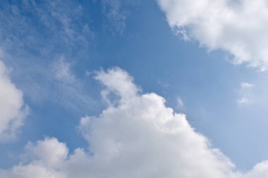 Beyaz bulutlu mavi gökyüzü. Güzel gökyüzü arkaplanı ve duvar kağıdı. Açık bir gün ve güzel bir sabah..  