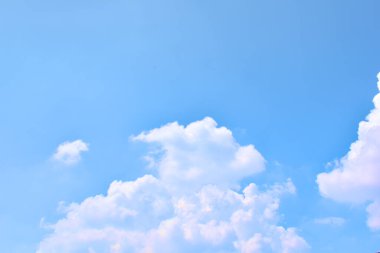 Beyaz bulutlu mavi gökyüzü. Güzel gökyüzü arkaplanı ve duvar kağıdı. Açık bir gün ve güzel bir sabah..  