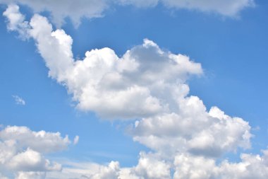 Beyaz bulutlu mavi gökyüzü. Güzel gökyüzü arkaplanı ve duvar kağıdı. Açık bir gün ve güzel bir sabah..  