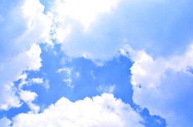 Beyaz bulutlu mavi gökyüzü. Güzel gökyüzü arkaplanı ve duvar kağıdı. Açık bir gün ve güzel bir sabah..  